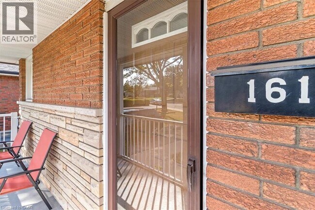 Photo du bâtiment - 161 Hoover Crescent