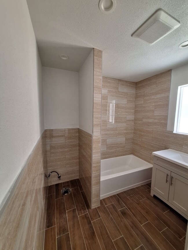 Foto del edificio - 14306 Osborne St