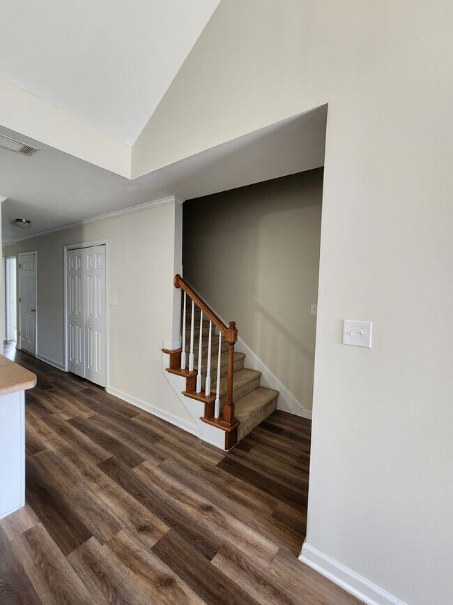 Building Photo - Spacious Townhouse with Garage