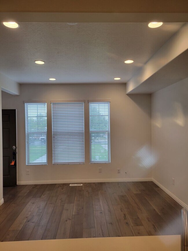 Building Photo - Absolutely GORGEOUS Townhouse!!!