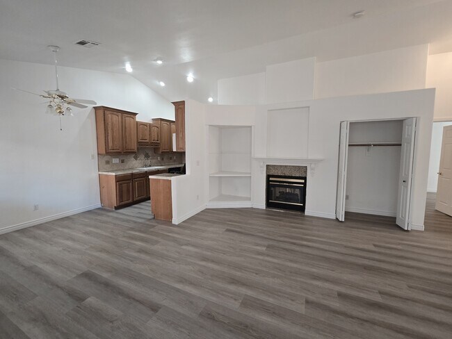 Foto del edificio - 1612 N Torrey Pines Dr