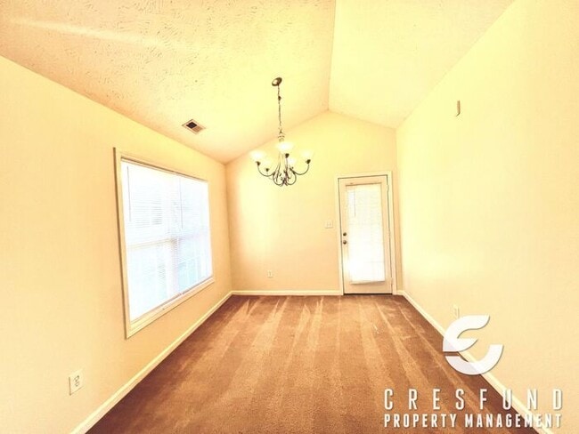 Building Photo - COZY AND CONVENIENT MINUTES FROM FT. BRAGG!