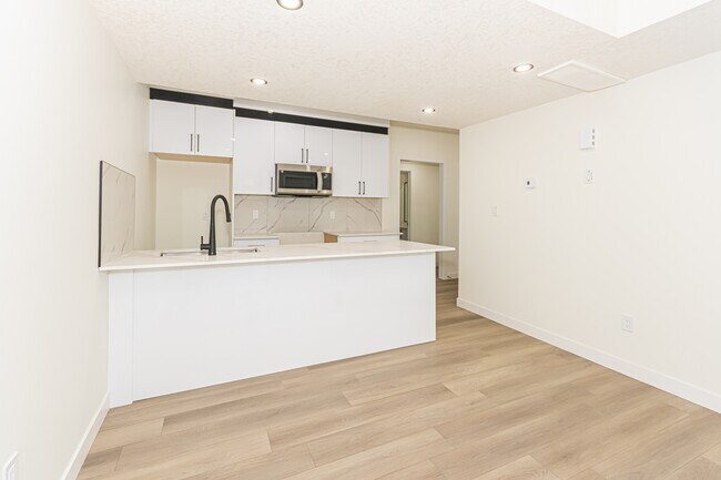 Photo du bâtiment - 15103-15196 96 Ave NW