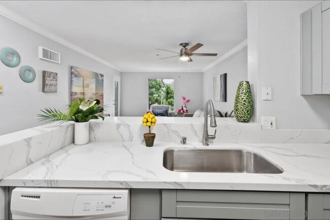 Foto del edificio - 8889 Caminito Plaza Centro