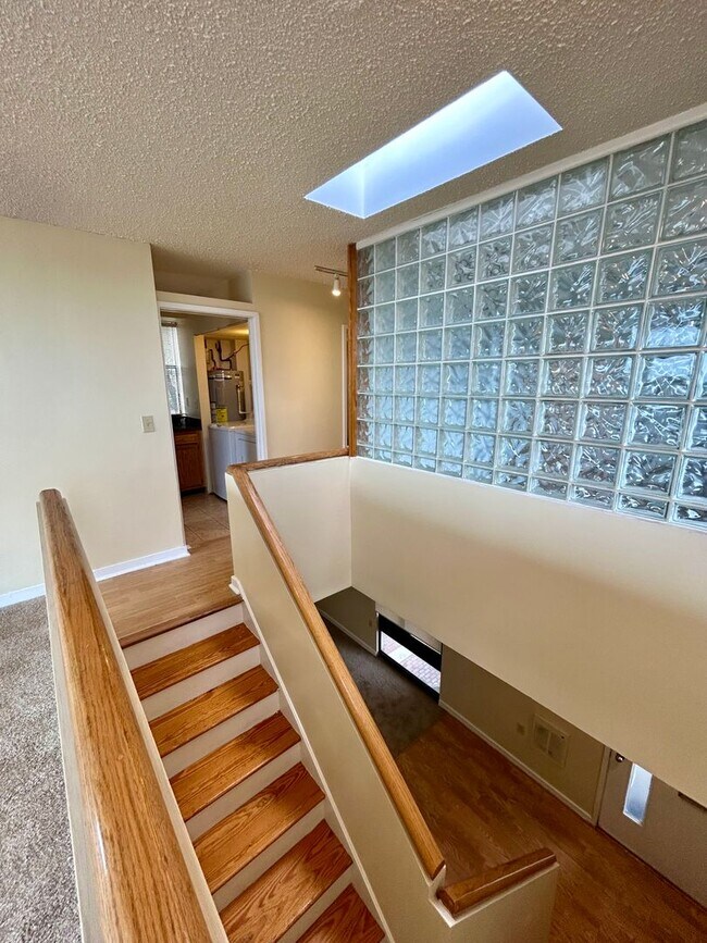 Foto del edificio - Spacious 2-Bedroom/2 Bath Bi-Level Garden ...