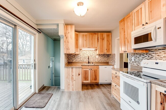 Building Photo - Newly Remodeled 2-Bedroom East Side St Pau...