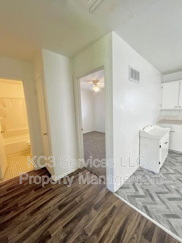 Building Photo - 5025 N Bellaire Ave