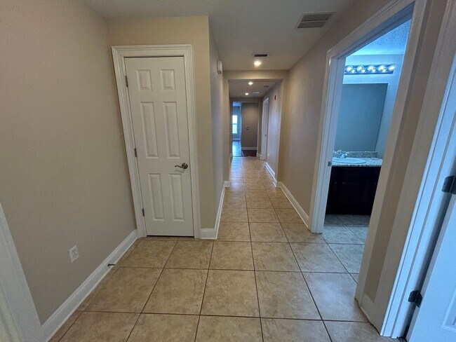 Building Photo - Spacious 2br/2ba Condo in Gateway at River...