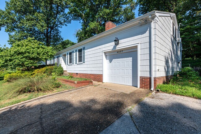 Building Photo - Knoxville 37909 - 3 bedroom 2 bath - call ...