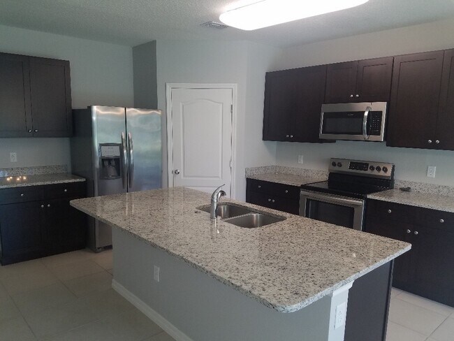 Building Photo - Gorgeous 5-Bedroom, 3-Bathroom  Home in Da...