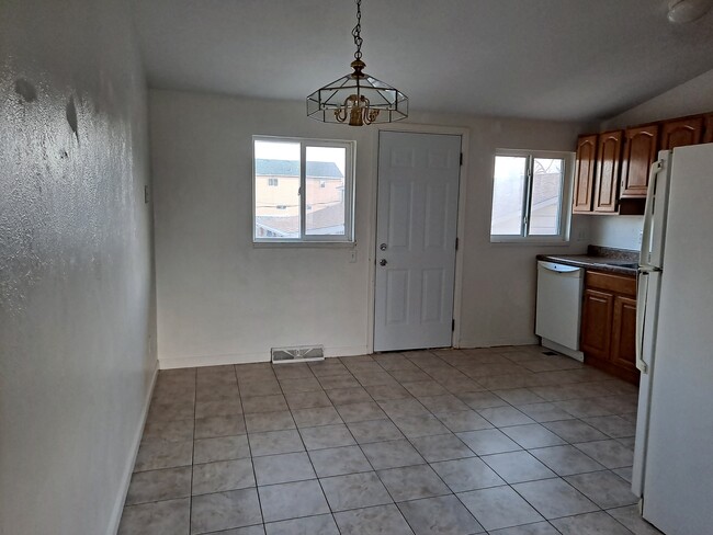 kitchen dining - 1072 6th Street Ct