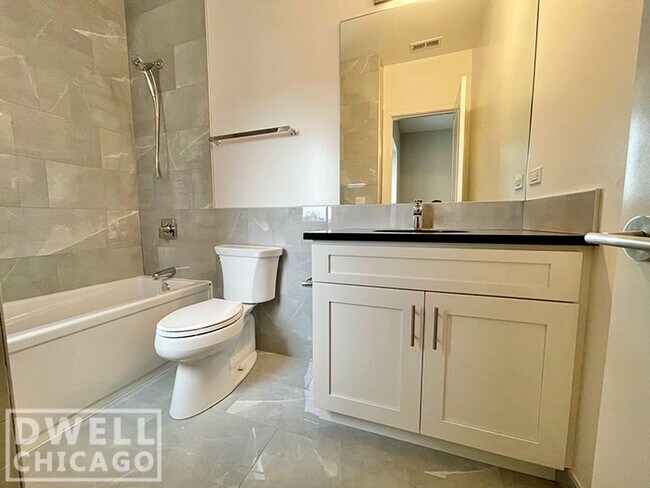 Foto del edificio - 927 W Irving Park Rd