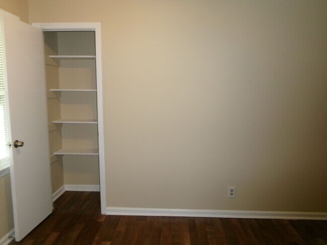 Building Photo - 2 bedroom duplex apartment off Forestbrook...