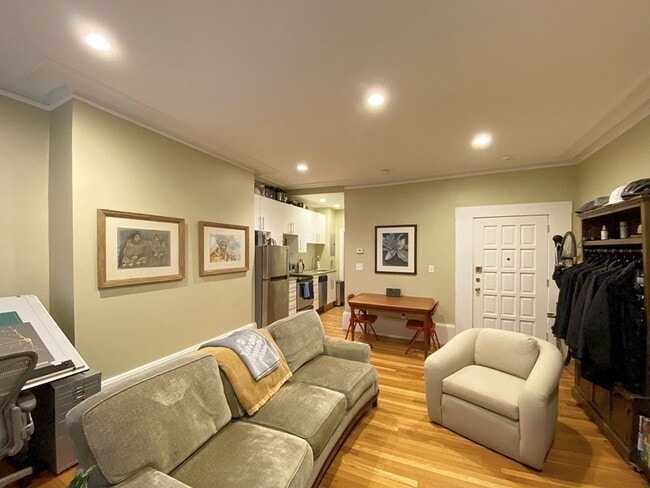Building Photo - 57 Pinckney St
