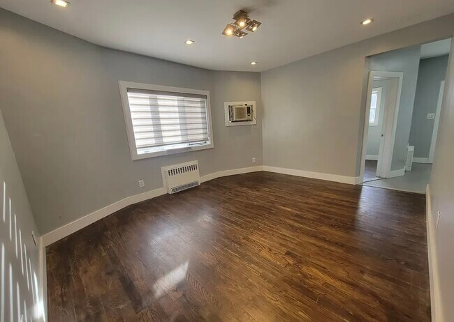 Building Photo - 676 E 5th St