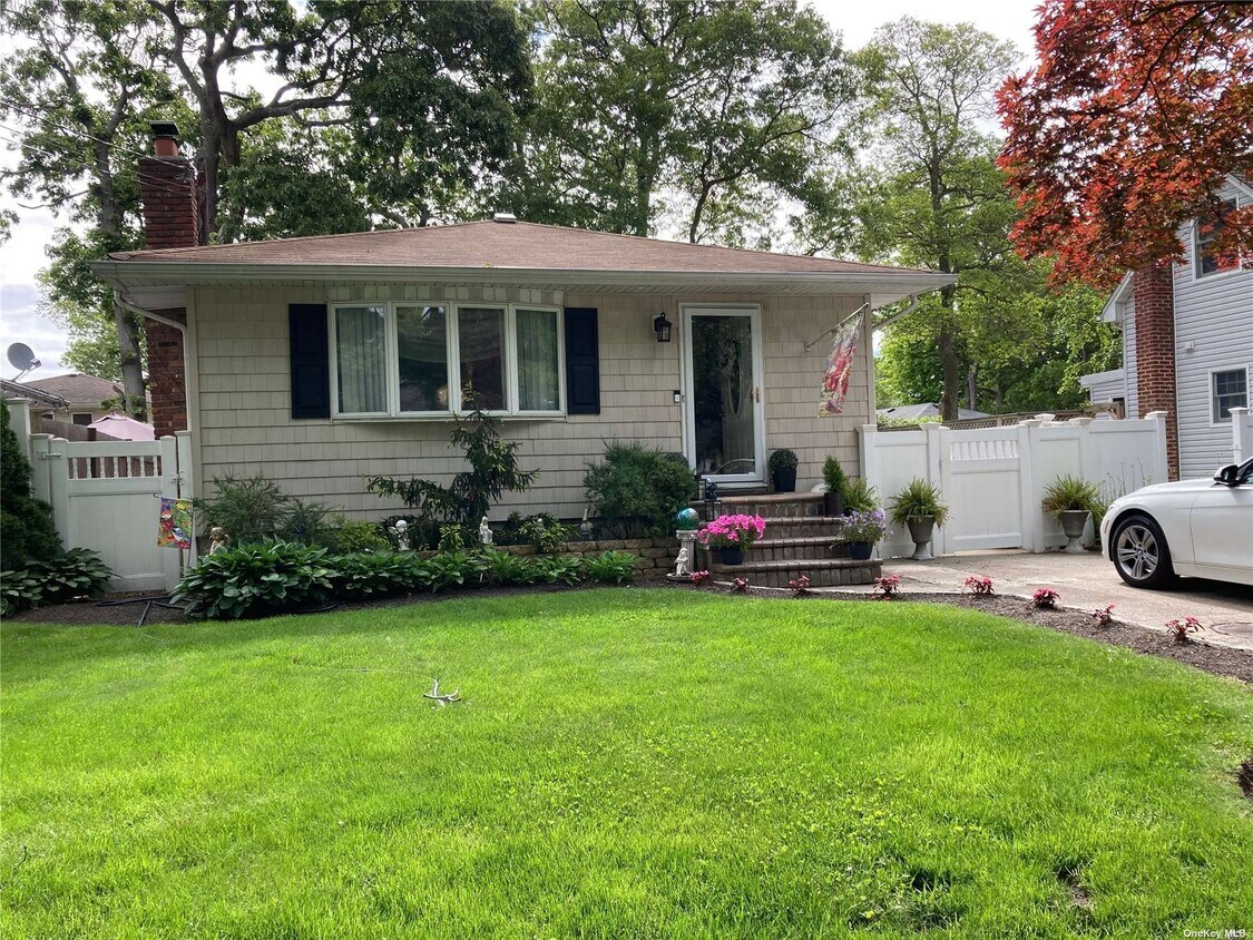 43 Rowland St, Patchogue, NY 11772 Room for Rent in Patchogue, NY