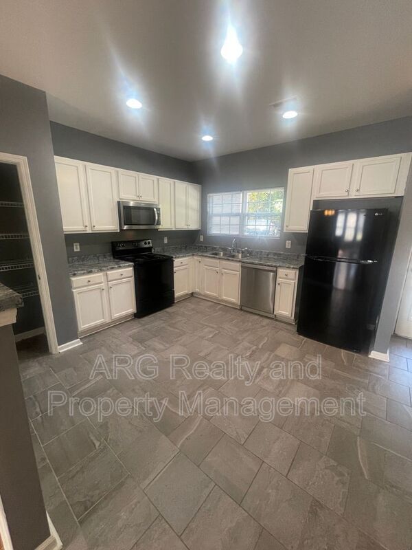 Foto del edificio - 8320 Oakley Cir