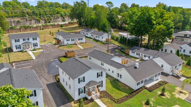 Foto del edificio - Beautifully Renovated 2BR/1.5BA Townhouse Duplex in West Nashville!