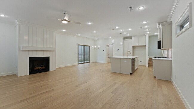 Foto del edificio - "Spacious 4-Bedroom Retreat with Fireplace on West Bronco Drive – Fayetteville's Hidden Gem!"