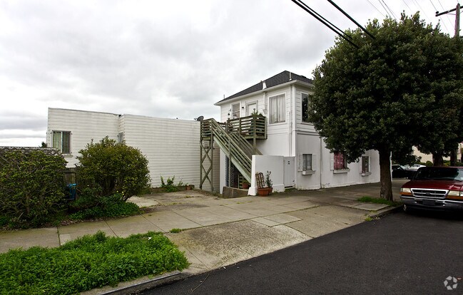 Building Photo - 2845-2849 Ulloa St