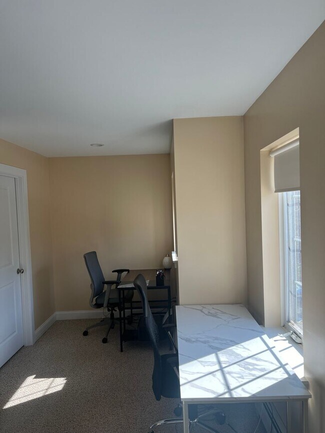Building Photo - Spacious 2 Bed, 2.5 Bath Unit in Strafford