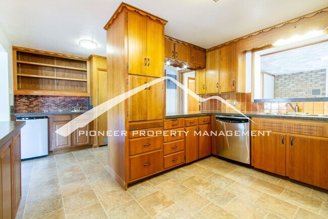 Foto del edificio - Spacious Home with 2 Car Garage and Centra...