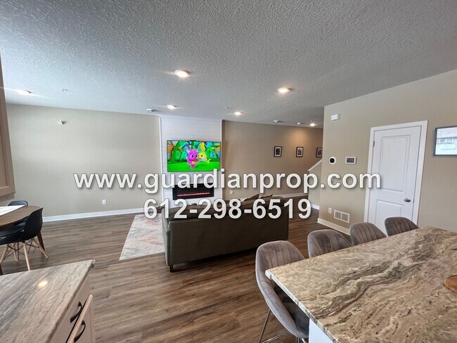 Foto del edificio - Luxury 2020 Built Townhouse Available June 1, Open Floor Plan, Fireplace, Patio, Primary w/Huge P...
