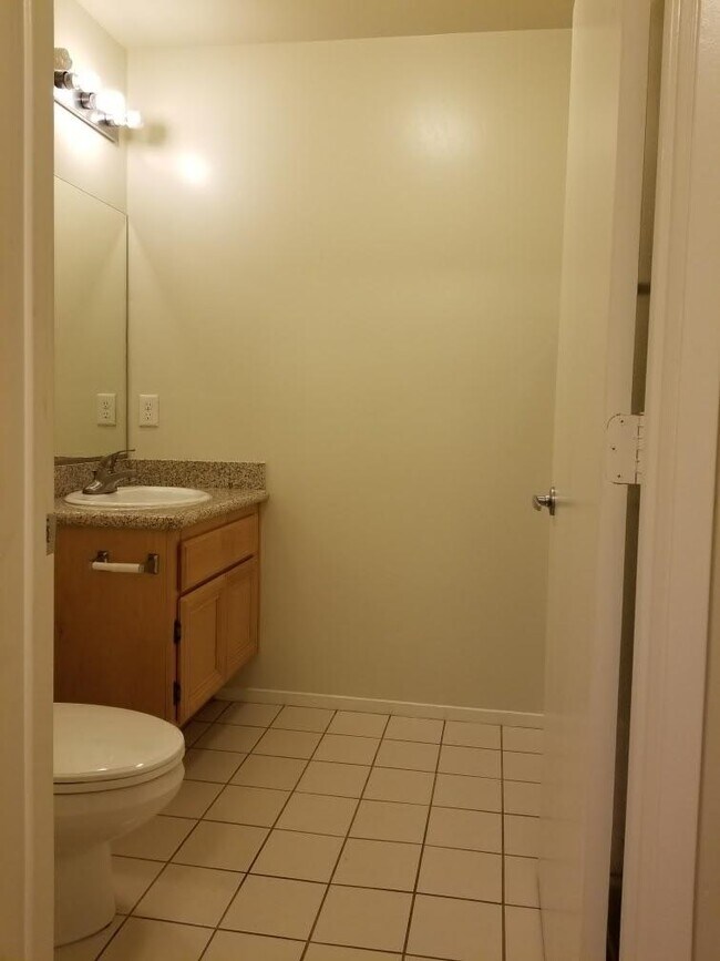 600 Hosking Ave Unit 17D, Bakersfield, CA 93307 Condo for Rent in