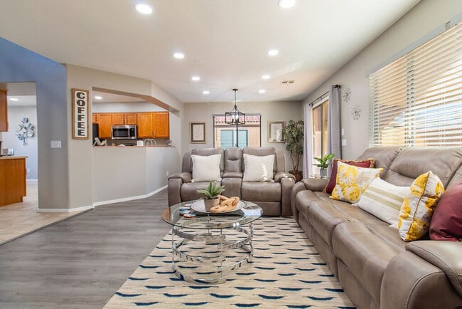 Building Photo - 1387 E 10th Pl