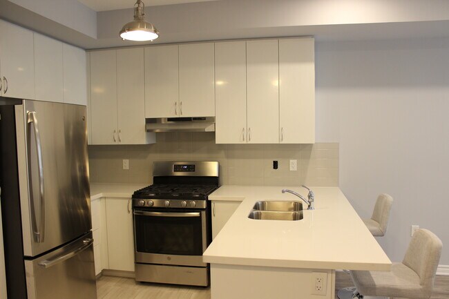 Building Photo - Executive Townhouse w/ Beautiful Upgrades