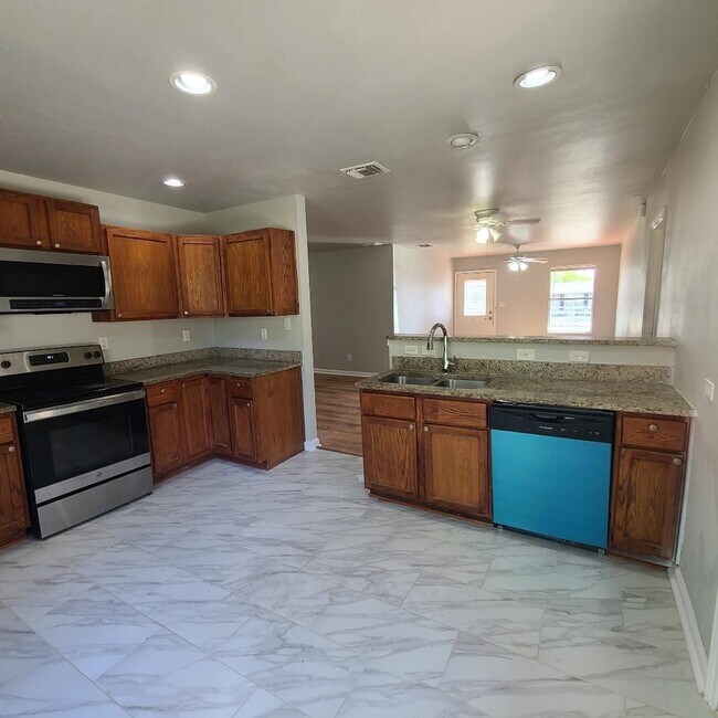 Foto del edificio - Remodeled 4 BR/2 bath single story!