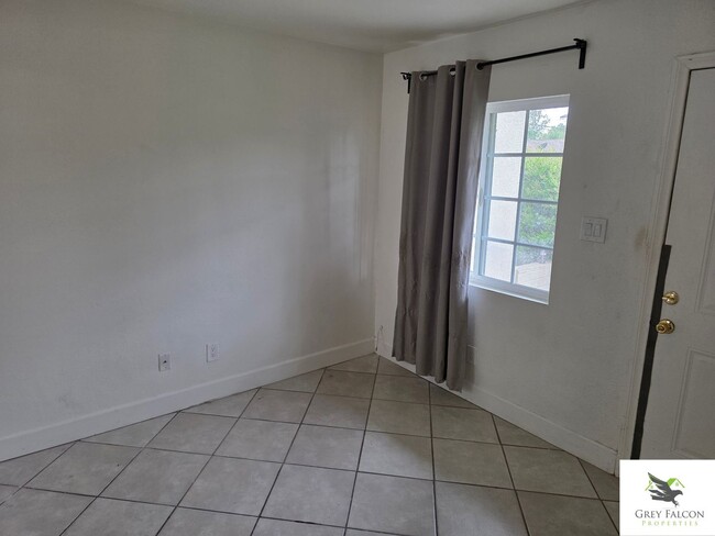 Building Photo - Cozy 1 bedroom home with private yards and...