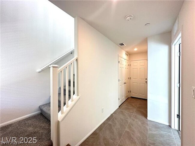 Foto del edificio - 6172 Gdn Crst St