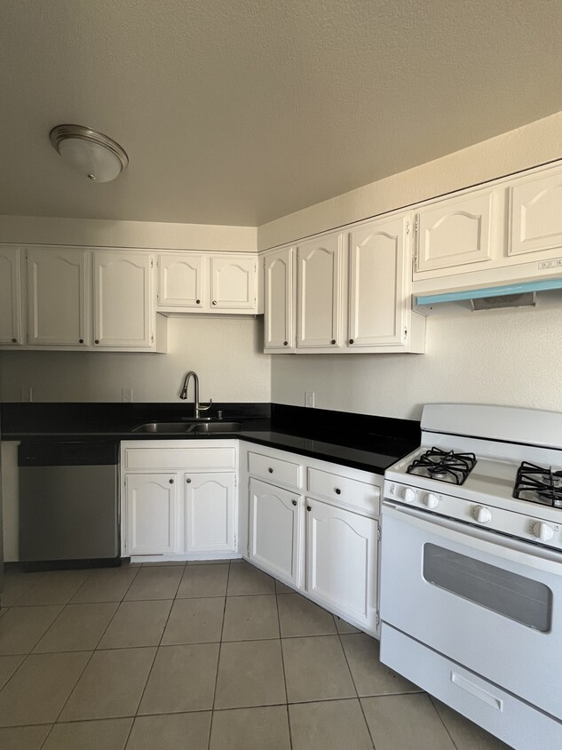Primary Photo - 1615 W 205th St