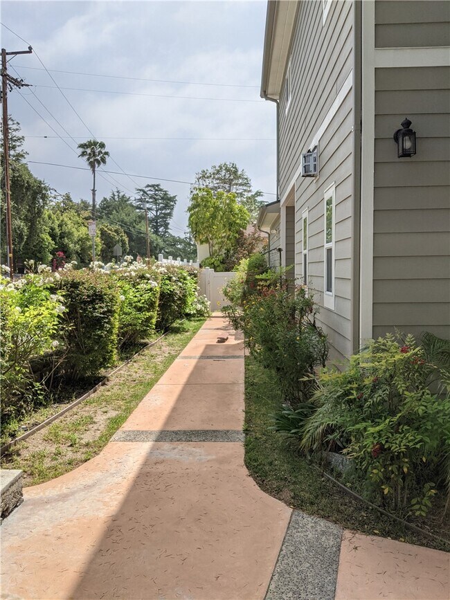 Building Photo - 4634 La Canada Blvd