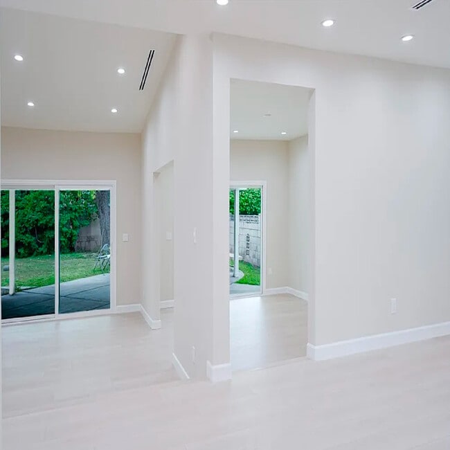 Foto del edificio - 16840 Superior St