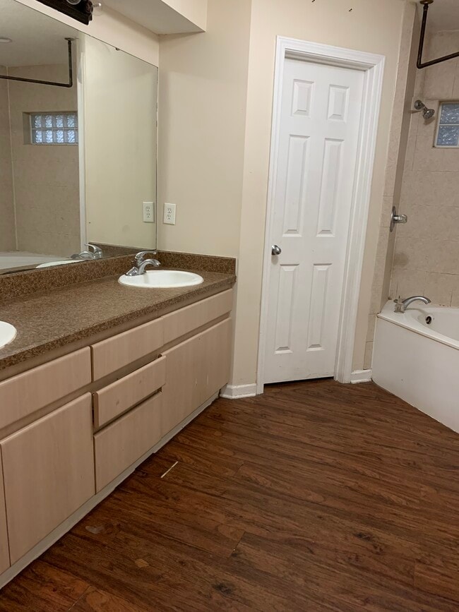 Foto del edificio - 3204 Southern Hills Cir W