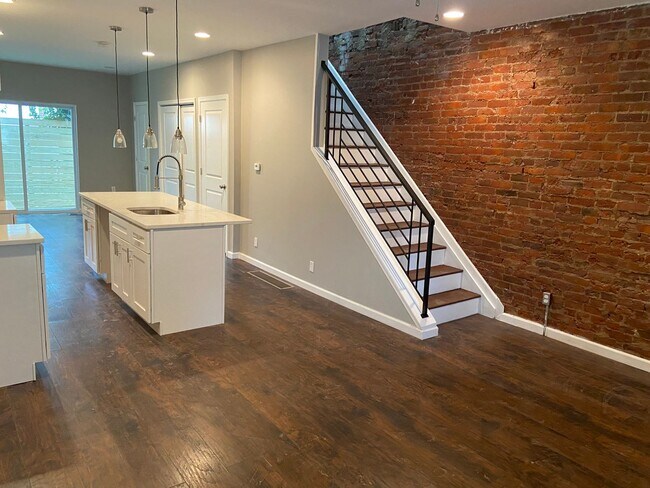 Building Photo - BEAUTIFUL 2 BEDROOM SINGLE FAMILY PROPERTY...