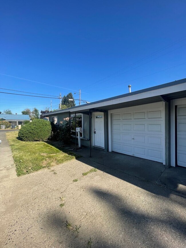 Foto del edificio - Conveniently located two bedroom home with fresh updates!