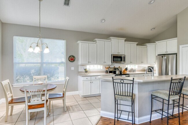 Foto del edificio - Spacious 4BR Retreat w/ Fenced Yard + Resort Amenities