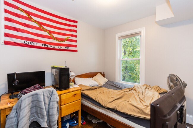 Building Photo - Hottest 5 bed 3 bath in Mission Hill