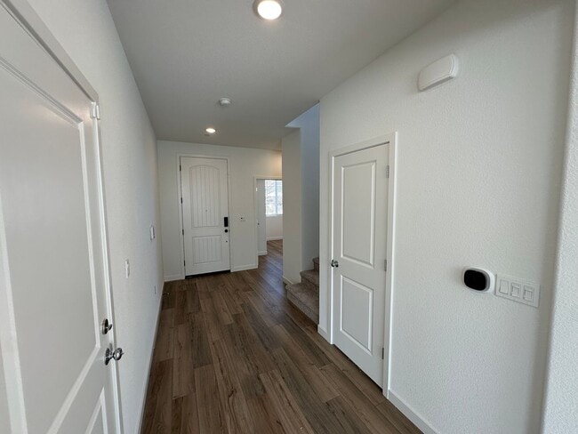 Building Photo - Gorgeous 5 bedroom, 3 Bath / Downstairs Bed and Bath