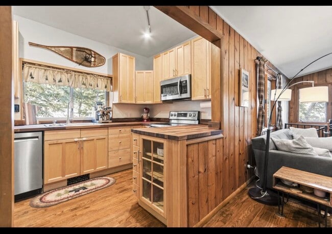 Building Photo - 838 Lakeshore Dr