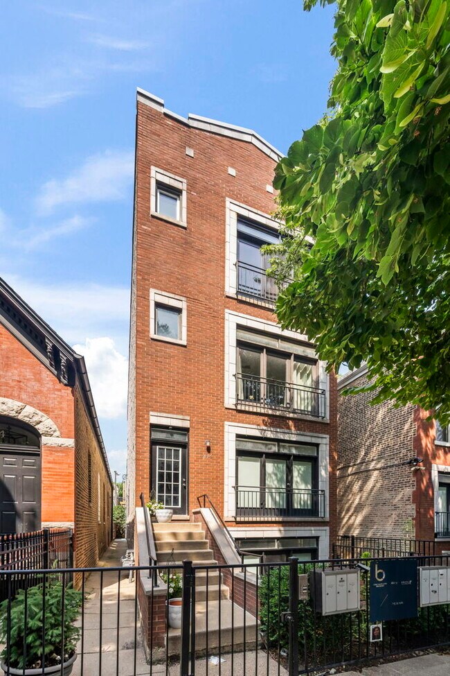 Foto del edificio - 876 N Hermitage Ave