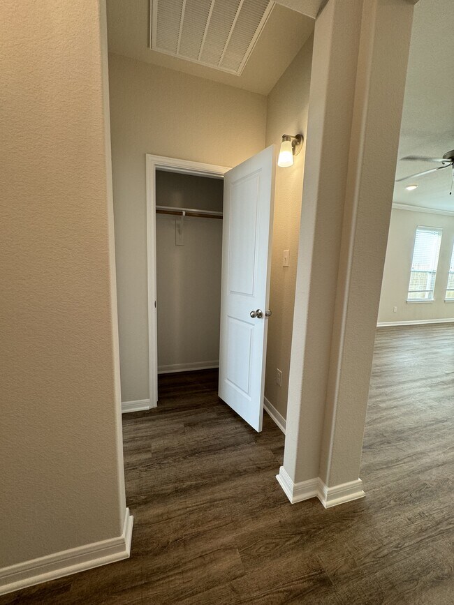 Foto del edificio - 8718 Happy Vly Dr