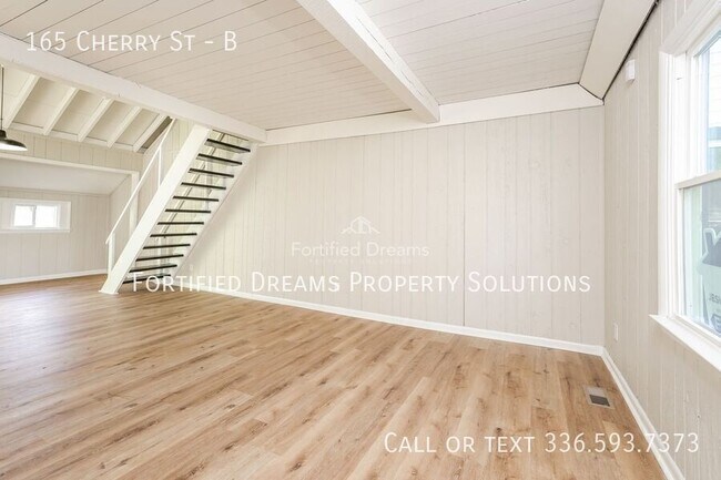 Foto del edificio - 165 Cherry Dr