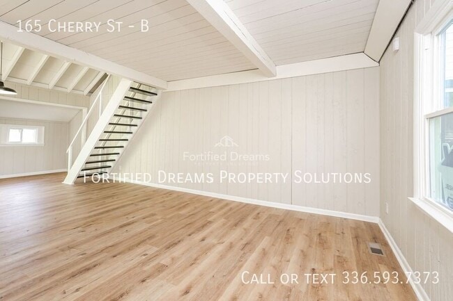 Building Photo - 165 Cherry Dr