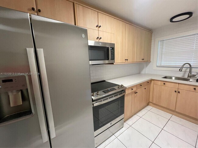 Building Photo - 541 Blue Heron Dr