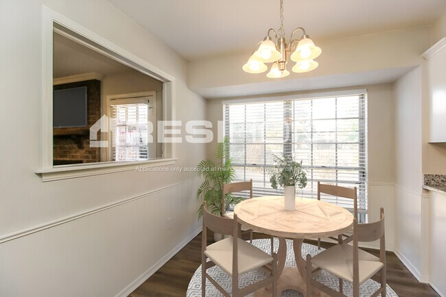 Building Photo - 11613 N Ross Ave