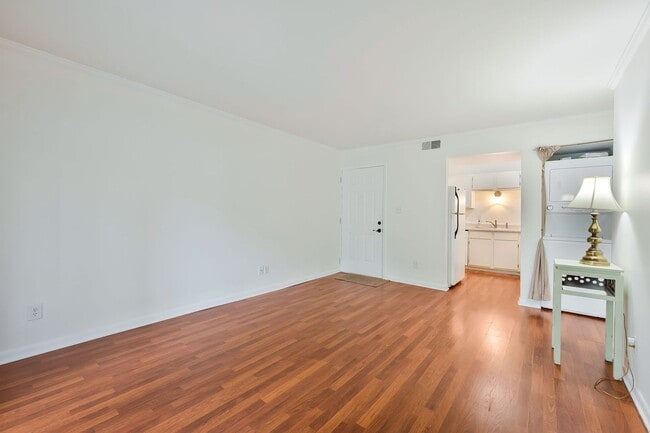 Building Photo - Great 1BE/1BA Condo in the heart of Belmon...